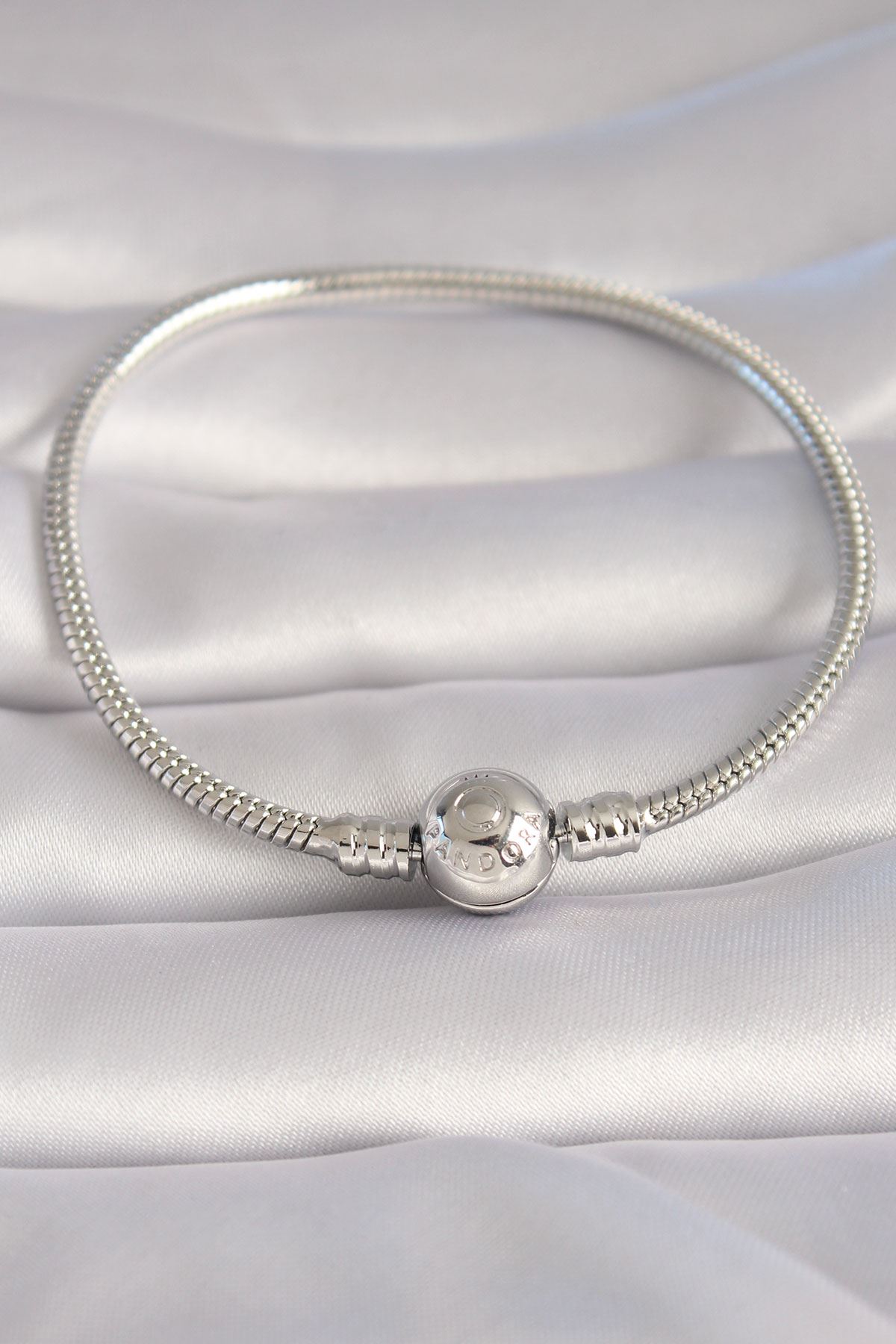 YRTCL Pirinç Gümüş Renk İşleme Detay Charm Model Kadın Bileklik