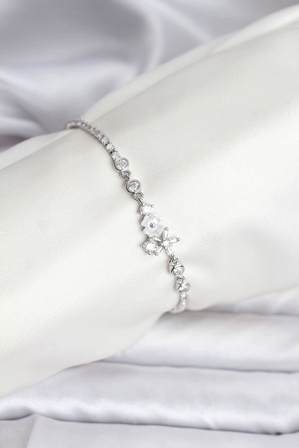 YRTCL Çiçekli Model Zirkon Taşlı Gümüş Renk Su Yolu Kadın Bileklik