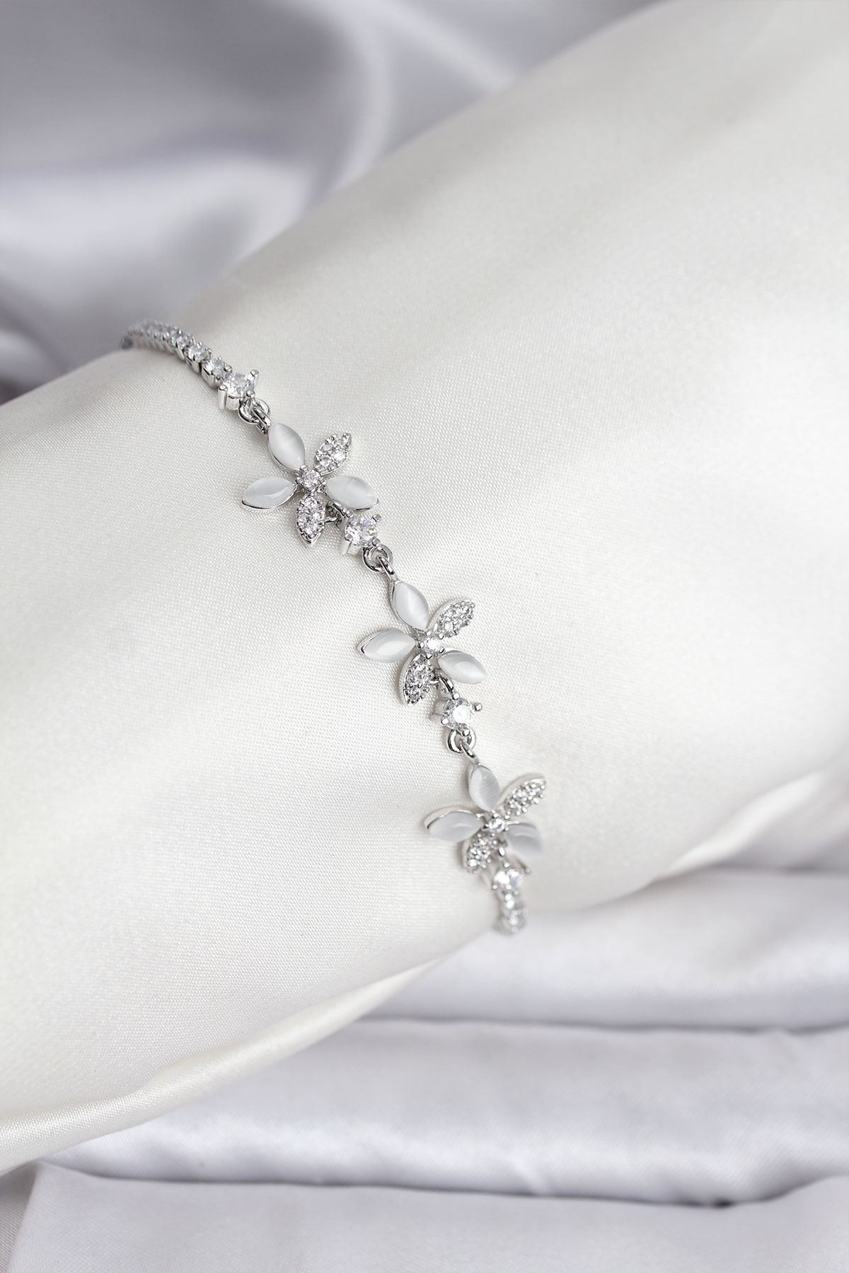 YRTCL Çiçek Model Zirkon Taşlı Gümüş Renk Pirinç Su Yolu Kadın Bileklik