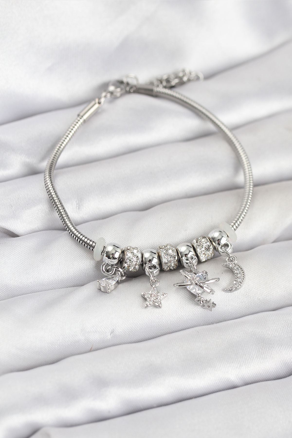 YRTCL Pirinç Gümüş Renk Kalpli Model Charmlı Kadın Bileklik