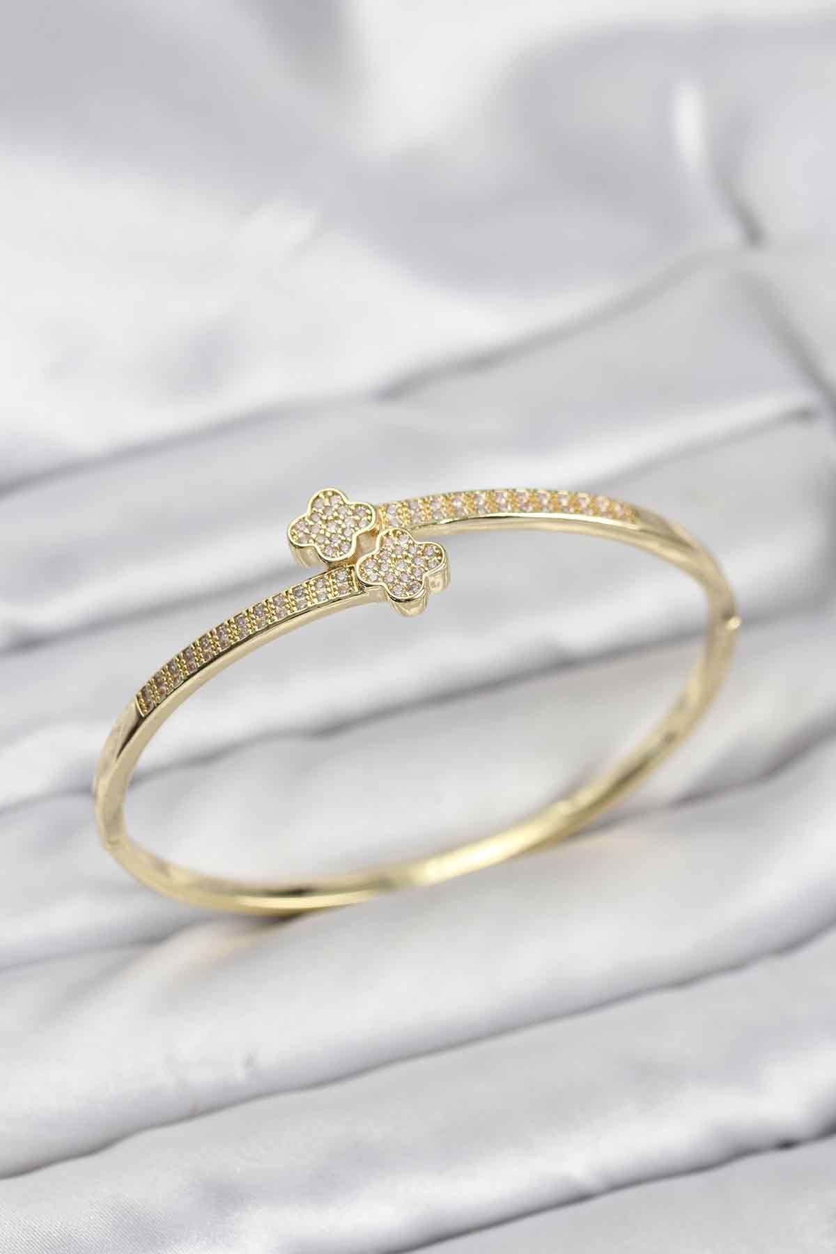 YRTCL Pirinç Gold Renk Zirkon Taşlı Yonca Model Kadın Kelepçe Bileklik