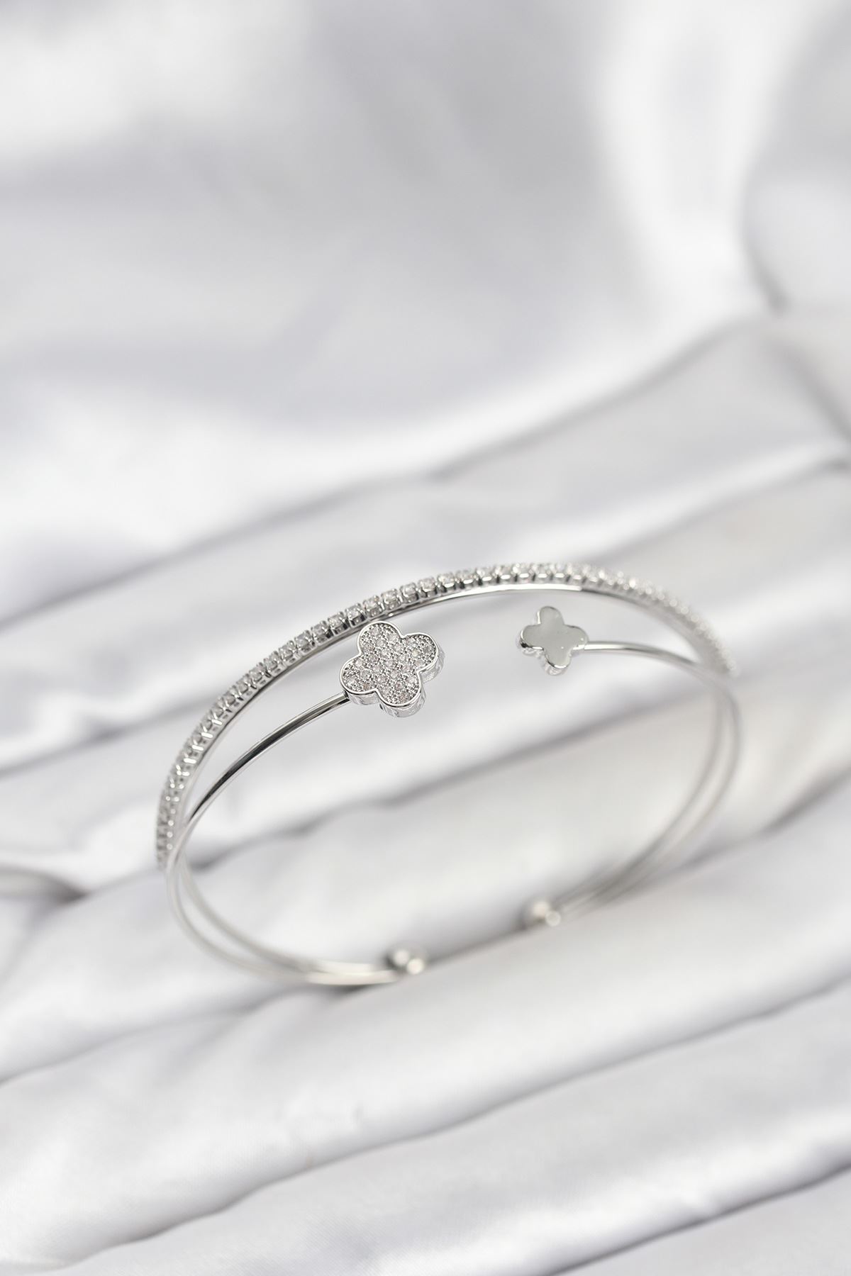 YRTCL Yonca Model Pirinç Gümüş Renk Kadın Bileklik