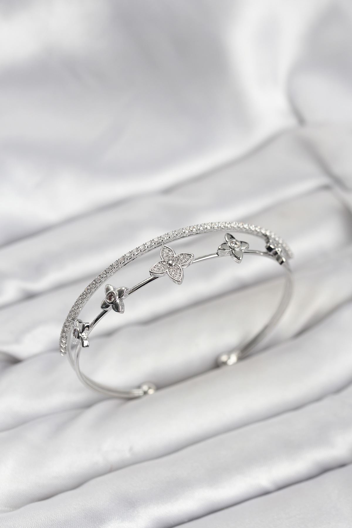 YRTCL Pirinç Gümüş Renk Çiçek Model Kadın Bileklik