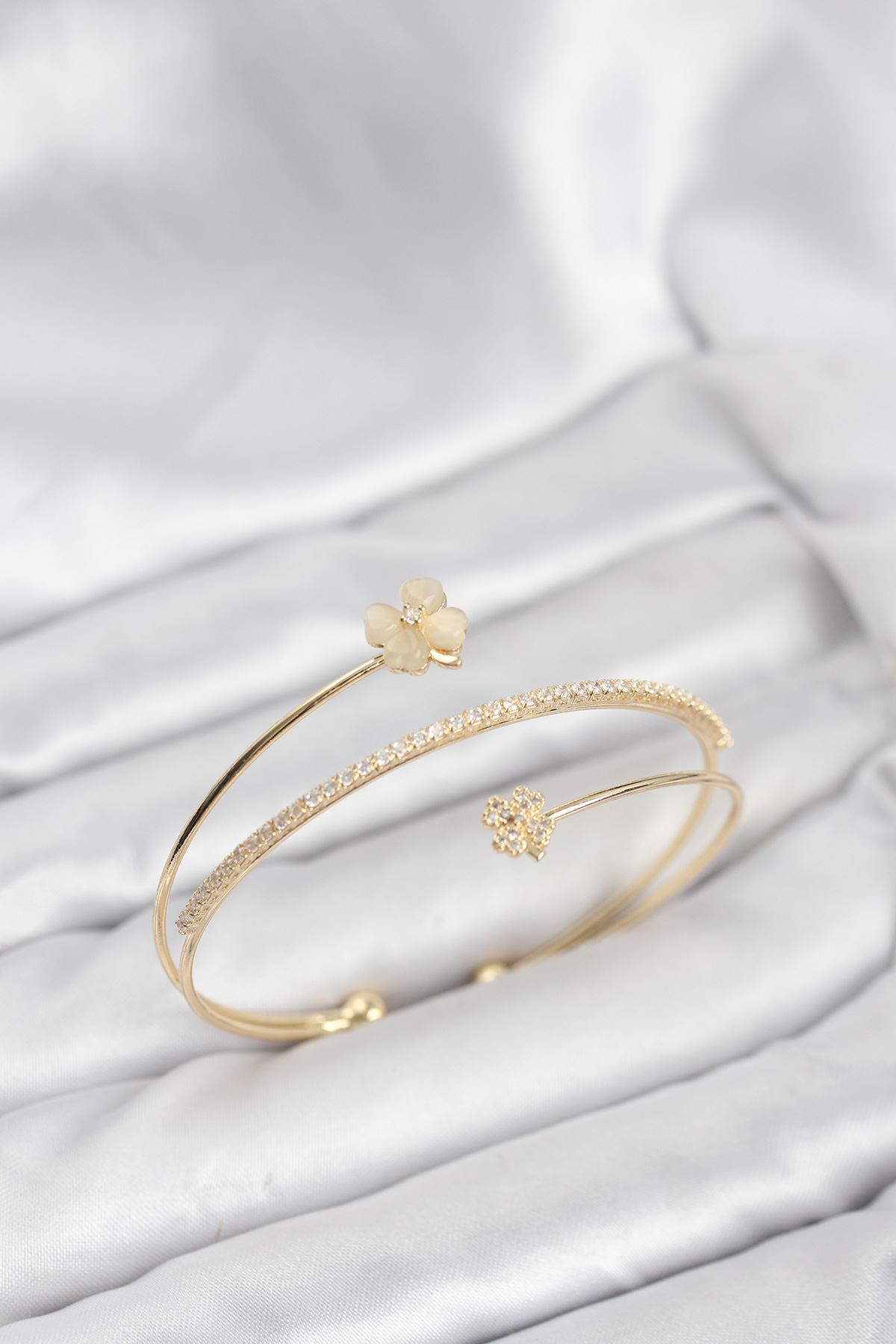 YRTCL Yonca Çiçek Model Pirinç Gold Renk Kadın Bileklik