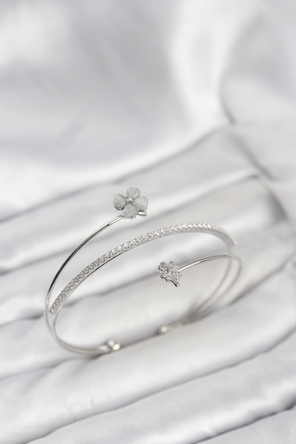 YRTCL Yonca Çiçek Model Pirinç Gümüş Renk Kadın Bileklik