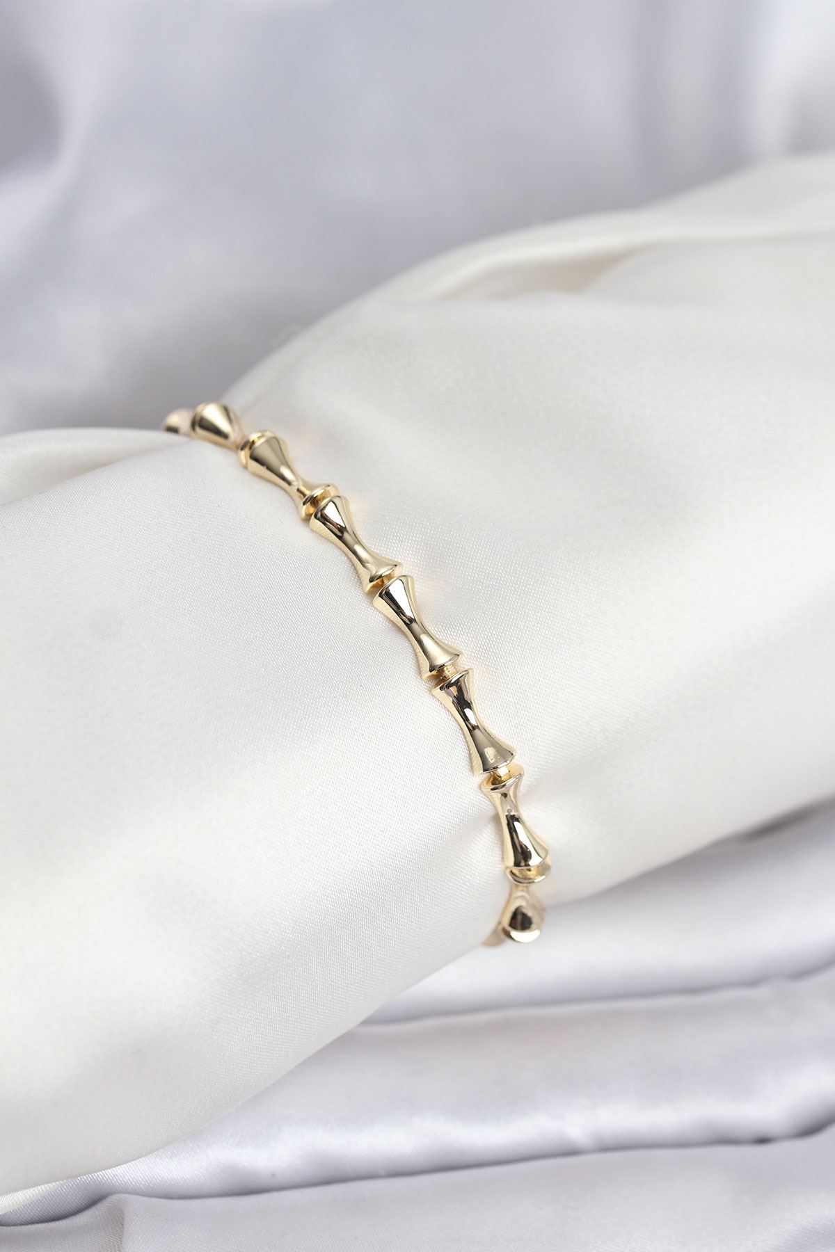 YRTCL Pirinç Gold Renk VIP Seri Kemik Model Zirkon Taşlı Kadın Bileklik