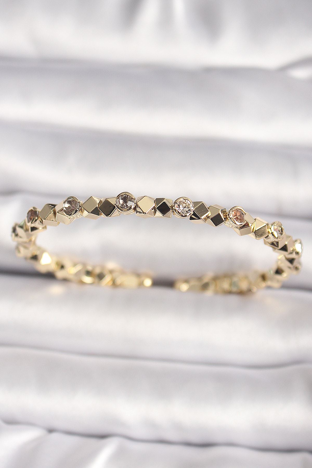 YRTCL Pirinç Gold Renk Zirkon Taşlı Küp Dorika Model Kadın Bileklik