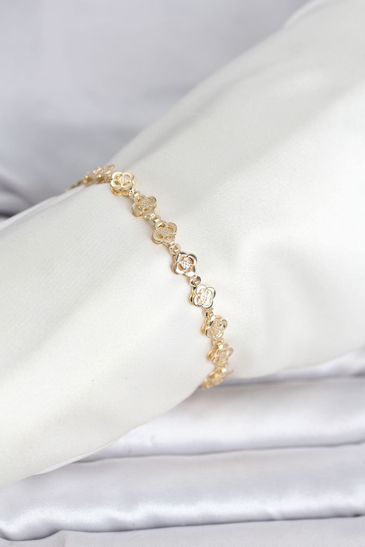 YRTCL CM 14K Gold Renk Yonca Model Kadın Bileklik