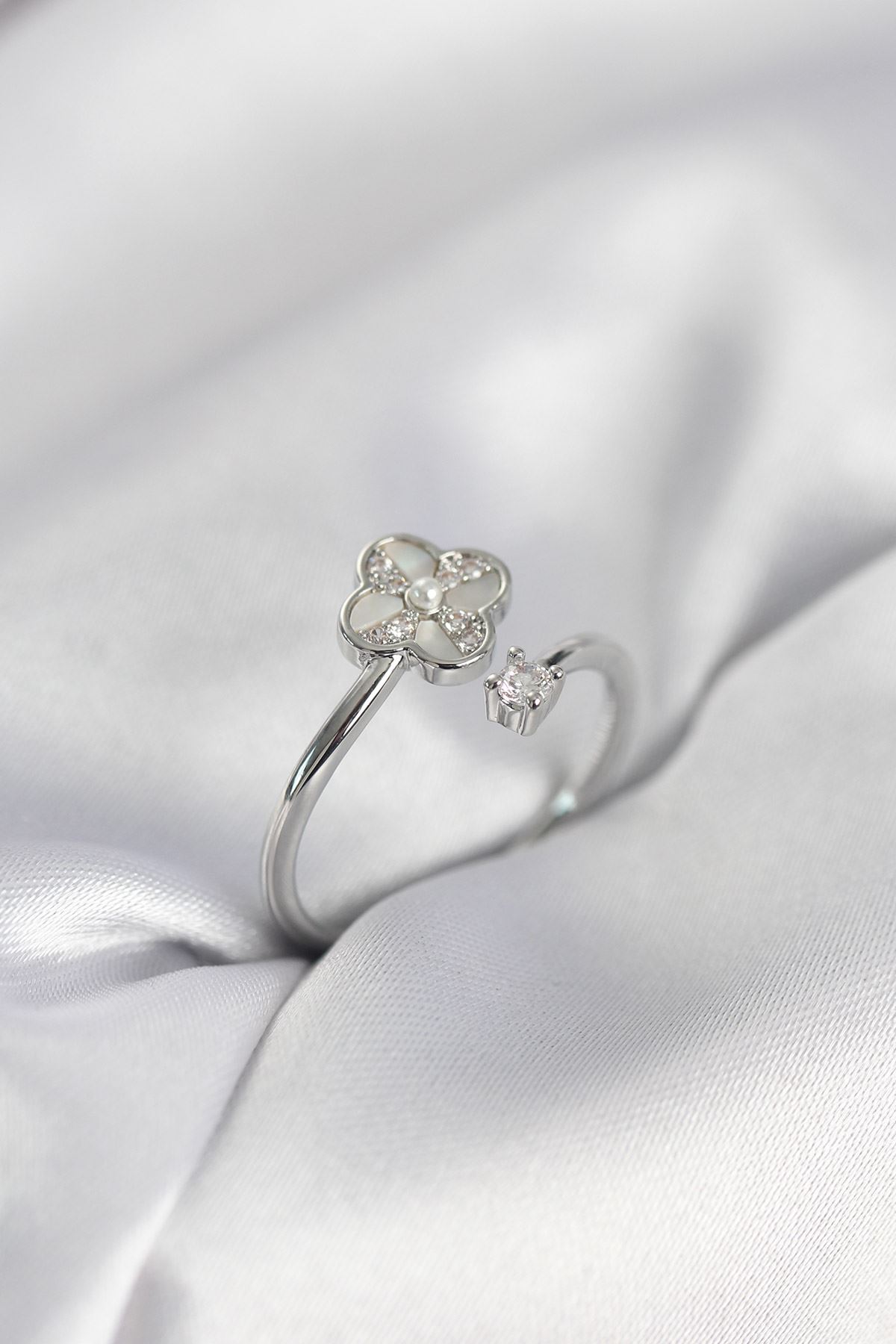 YRTCL Gümüş Renk Zirkon Taşlı Yonca Model Kadın Yüzük