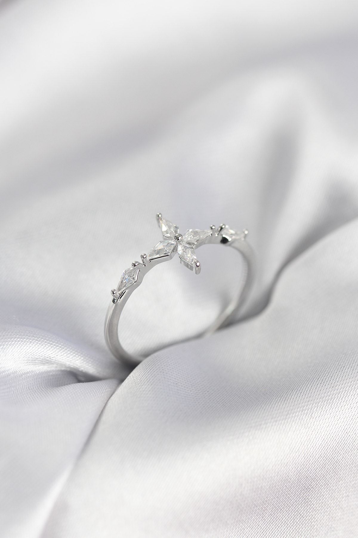 YRTCL Yıldız Model Zirkon Taşlı Gümüş Renk Kadın Yüzük