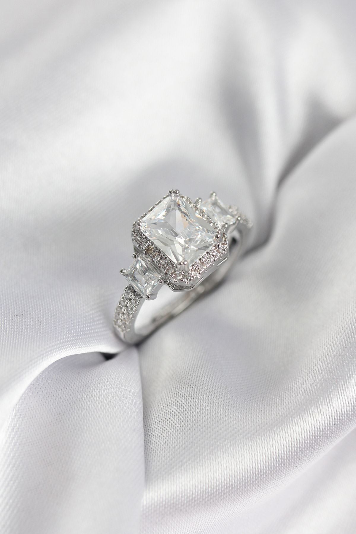 YRTCL Gümüş Renk Kare Baget Zirkon Taşlı Tek Taş Model Kadın Yüzük