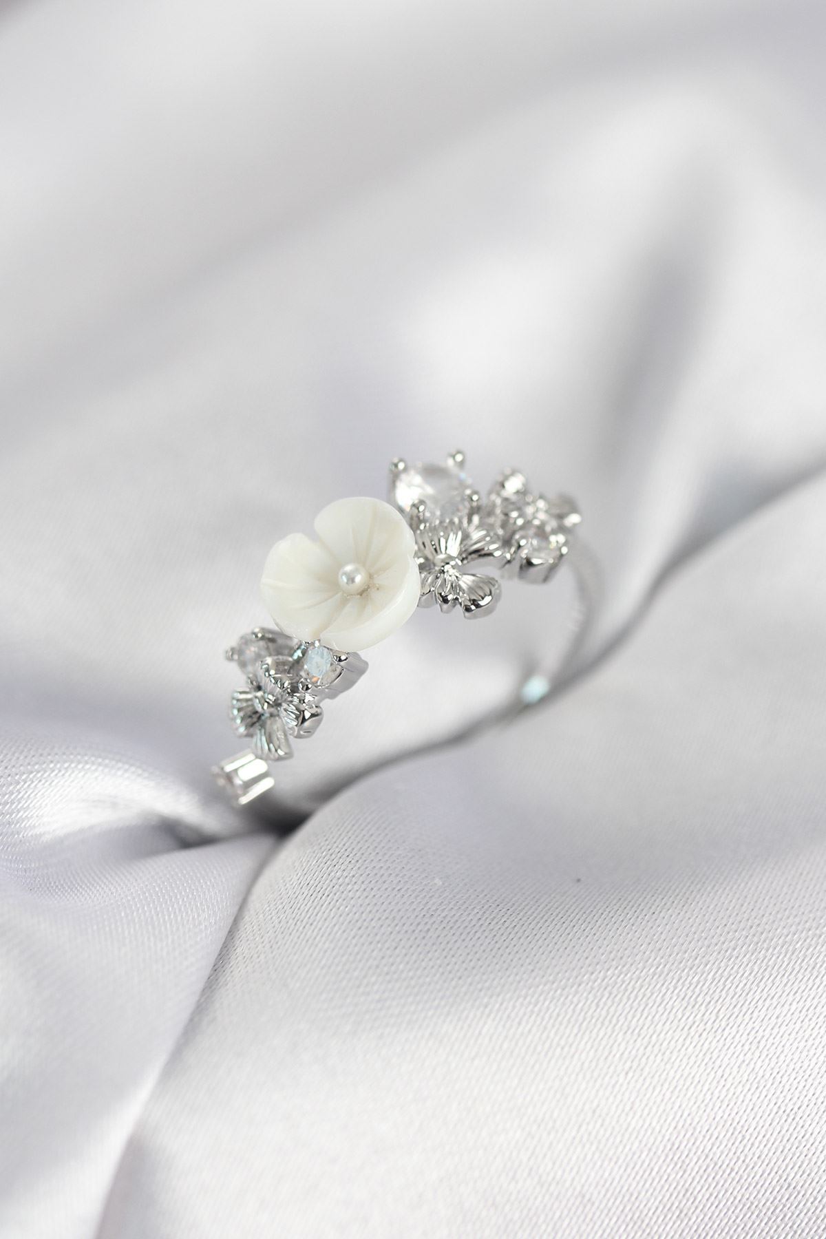 YRTCL Gümüş Renk Pirinç Çiçek Model Zirkon Taşlı Kadın Yüzük