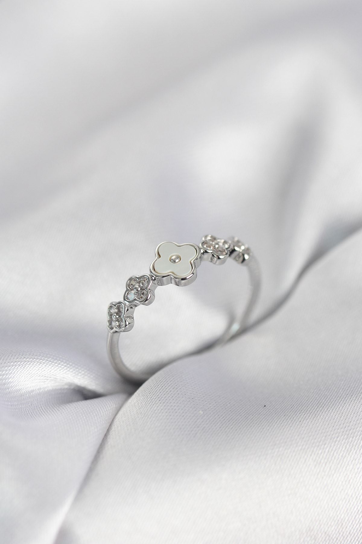 YRTCL Gümüş Renk Minimal Yonca ve Zirkon Taşlı Kadın Yüzük