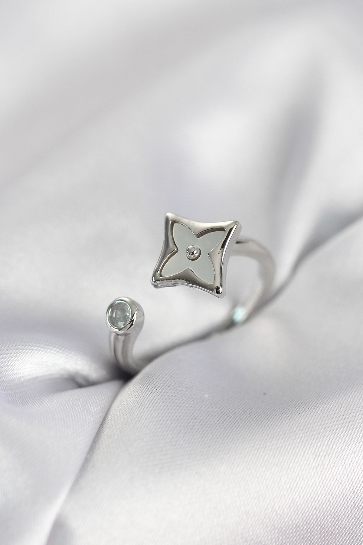 YRTCL Gümüş Renk Köşeli Yonca Model Zirkon Taşlı Kadın Yüzük