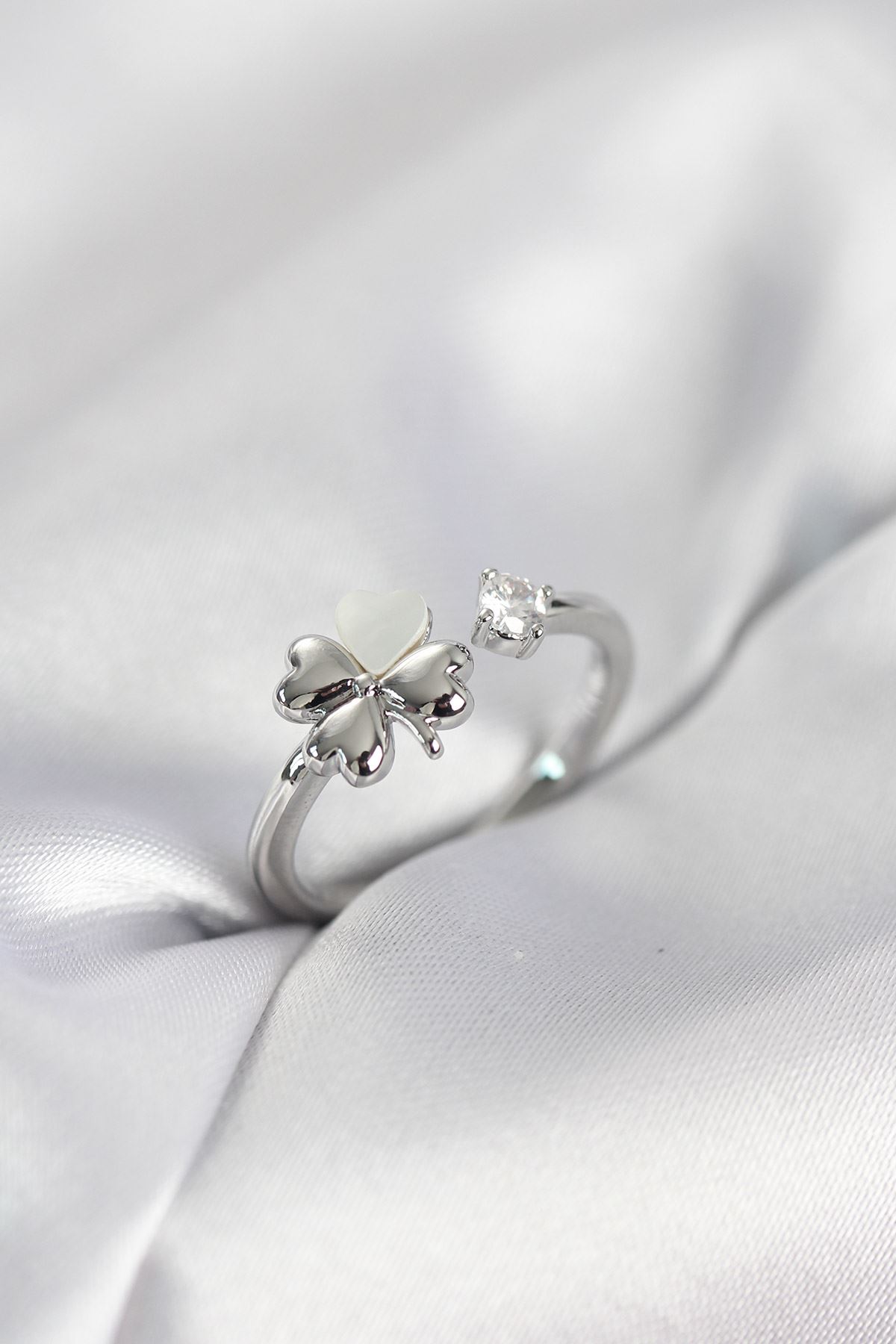 YRTCL Gümüş Renk Yonca Model Sedefli Kadın Yüzük