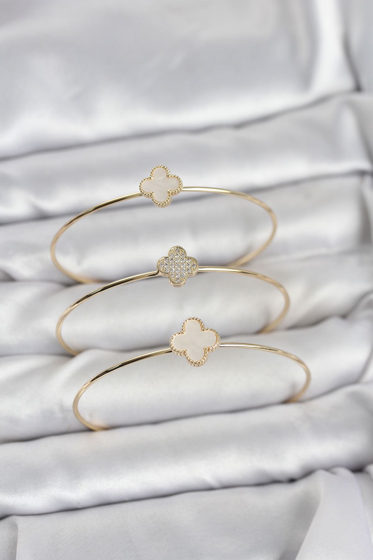 YRTCL Gold Renk Yonca Model Zirkon Taşlı 3'lü Kadın Bileklik Kombini