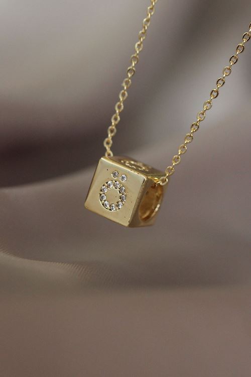 YRTCL Küp Model Gold Renk Zirkon Taşlı Ö Harfli Kolye