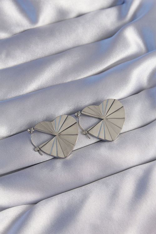 YRTCL 316L Çelik Gümüş Renk Çizgili Plaka Tasarımlı Kalp Küpe