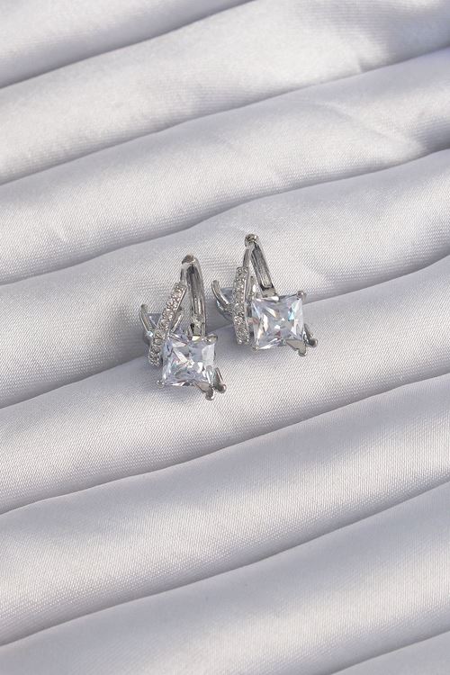 YRTCL Pirinç Gümüş Renk İri Zirkon Taşlı Kıvrımlı Minimal Kelebekli Halka Küpe