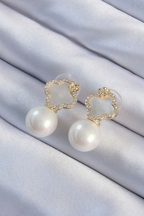 YRTCL Pirinç Altın Renk Zirkon Taşlı Minimal Çiçek Tasarımlı Kadın Küpe