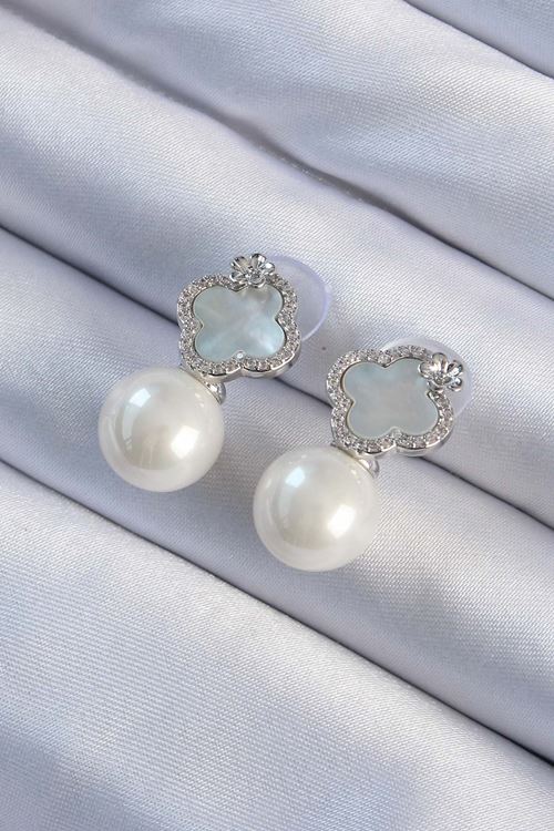 YRTCL Pirinç Gümüş Renk Zirkon Taşlı Minimal Çiçek Tasarımlı Kadın Küpe