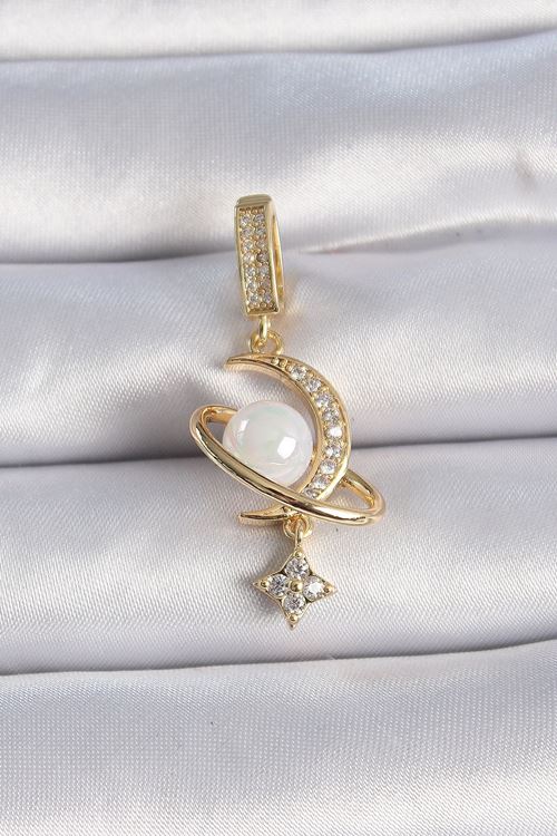 YRTCL Pirinç Gold Renk Zirkon Taş Detaylı Hilal Model Sallantı İncili Ajda Charm