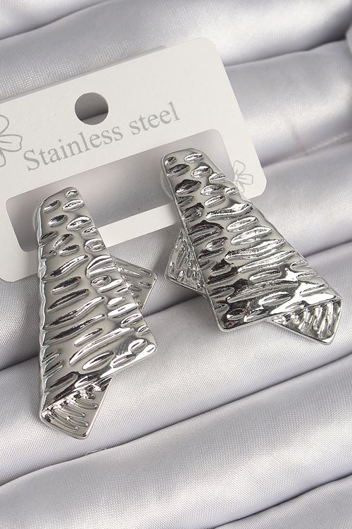 YRTCL Pirinç Gümüş Renk İşleme Detaylı Katlanmış Kare Plaka Model Kadın Küpe