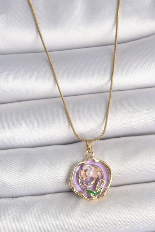 YRTCL 316L Çelik Gold Renk Zincir Mor Renkli Çiçek İşlemeli İnci Detay Portre Model Kadın Kolye