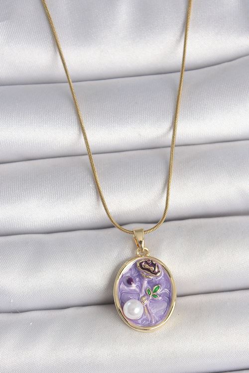 YRTCL 316L Çelik Gold Renk Zincir Mor Çiçek İşlemeli İnci Detay Portre Model Kadın Kolye
