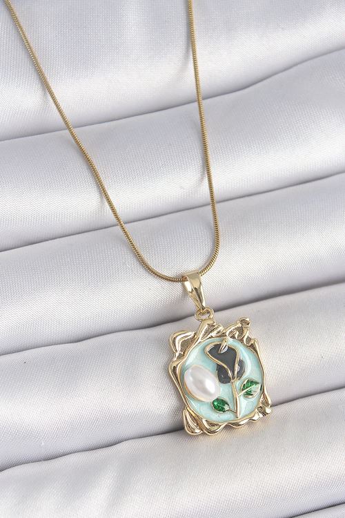 YRTCL 316L Çelik Gold Renk Zincir Mavi Mineli Çiçek İşlemeli İnci Detay Portre Model Kadın Kolye