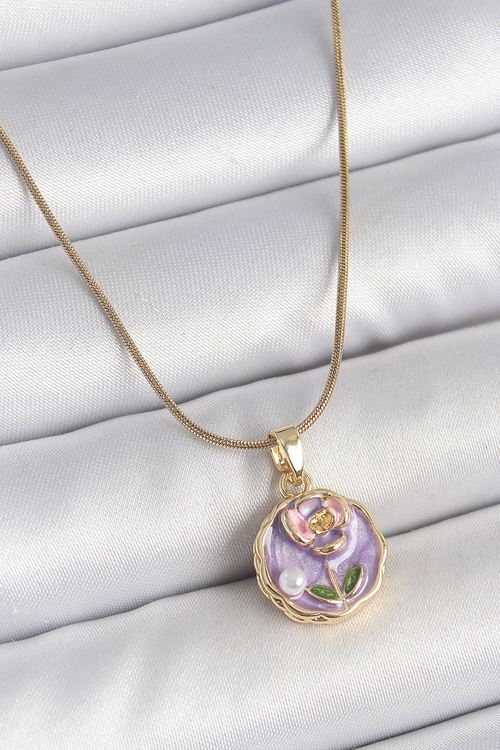 YRTCL 316L Çelik Gold Renk Zincir Mor Minimal Çiçek İşlemeli İnci Detay Portre Model Kadın Kolye