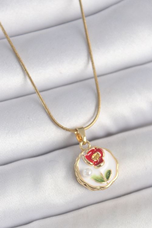 YRTCL 316L Çelik Gold Renk Zincir Beyaz Minimal Çiçek İşlemeli İnci Detay Portre Model Kadın Kolye