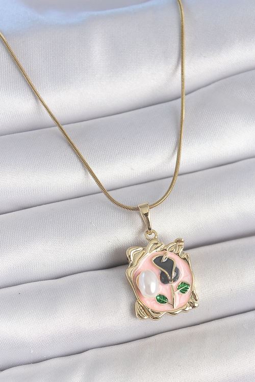 YRTCL 316L Çelik Gold Renk Zincir Pembe Mineli Çiçek İşlemli İnci Detay Portre Model Kadın Kolye