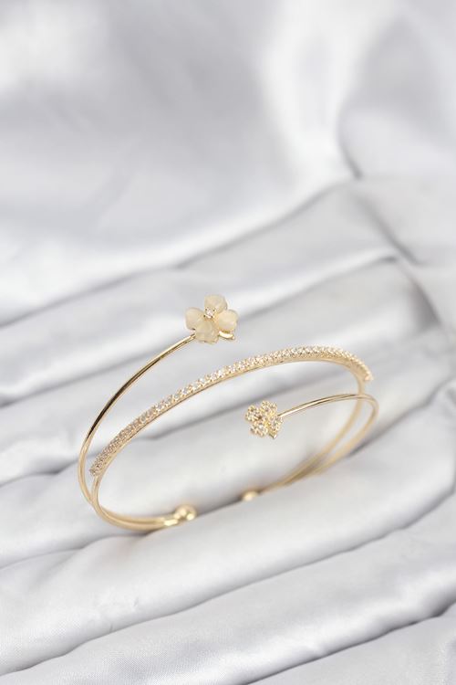 YRTCL Yonca Çiçek Model Pirinç Gold Renk Kadın Bileklik