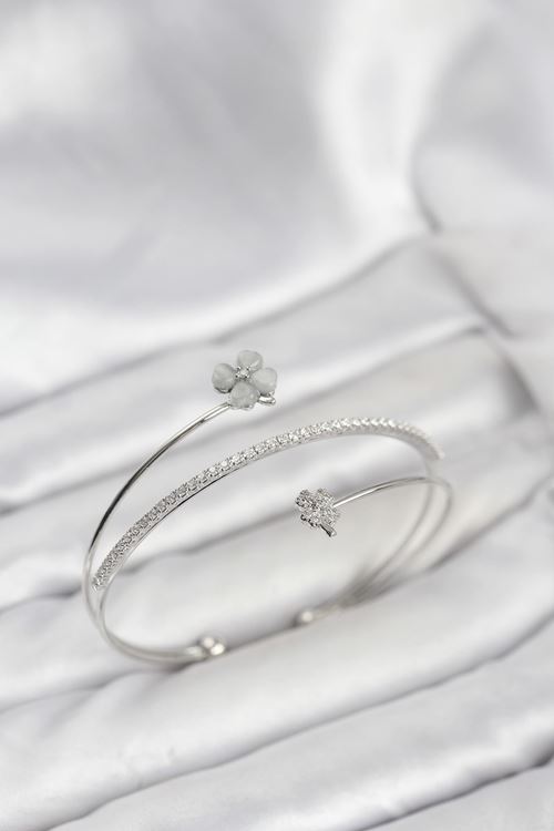 YRTCL Yonca Çiçek Model Pirinç Gümüş Renk Kadın Bileklik